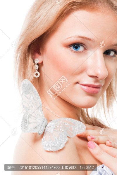 女人帶著美麗的蝴蝶