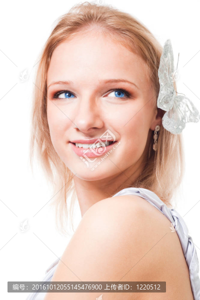 金發(fā)女人蝴蝶在她的頭發(fā)微笑