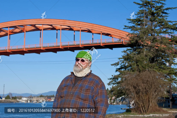 老年人幽默橋背景