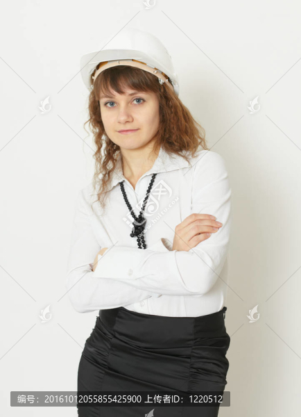 年輕漂亮女子在建筑防護頭盔