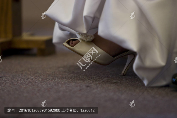 新娘的鞋子從她的裙子下伸出來(lái)。