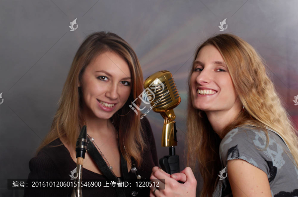 帶麥克風(fēng)的年輕女性