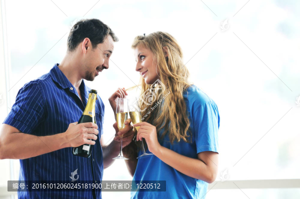 幸福的夫婦慶祝