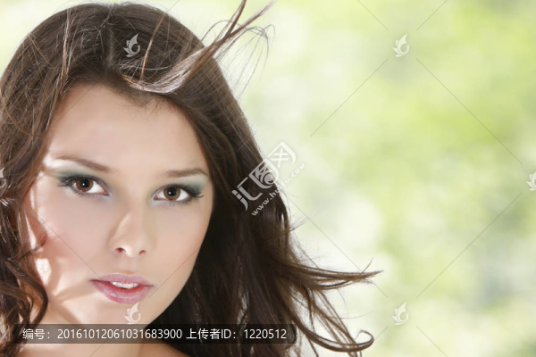 靠近自然背景beautirful女孩肖像