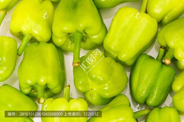 排在市場上的甜椒