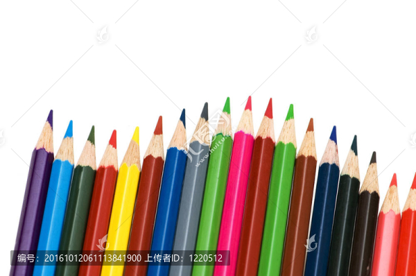 白色背景上的彩色鉛筆