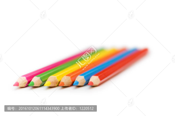 白色的各種彩色鉛筆