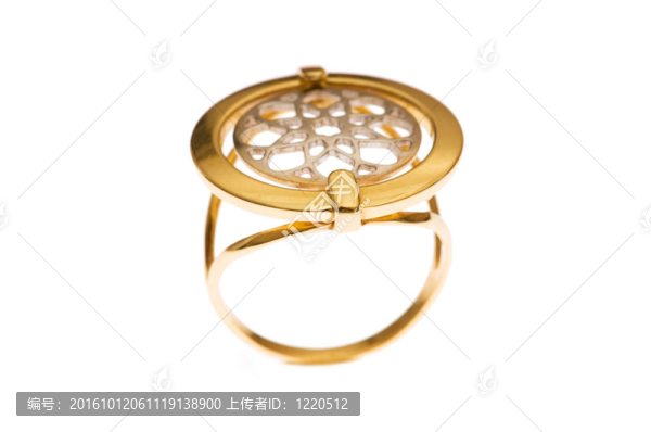 白色背景上的金戒指