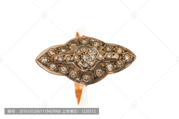 白色背景上的金戒指