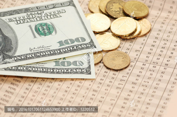 百元鈔票和硬幣在金融numberss