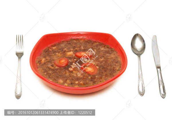 白色背景上的一碗湯
