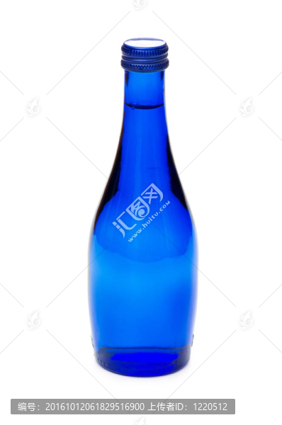 在白色的瓶子上隔離的水