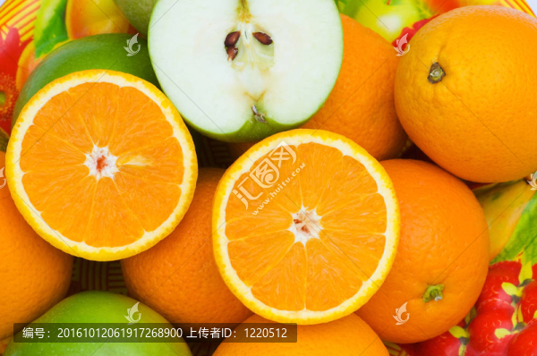 接近半切橙子和蘋果