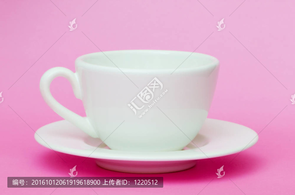 白色的杯子被隔離在粉紅色的背景上