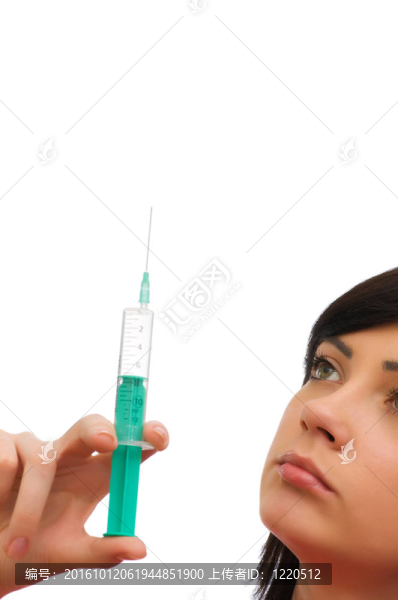 婦女檢查注射器孤立的白色