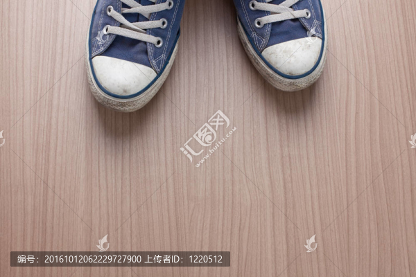 一雙藍(lán)色運(yùn)動(dòng)鞋
