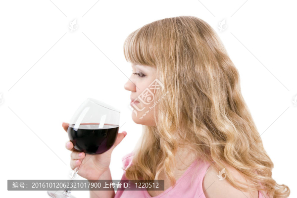 年輕的女人帶著酒杯