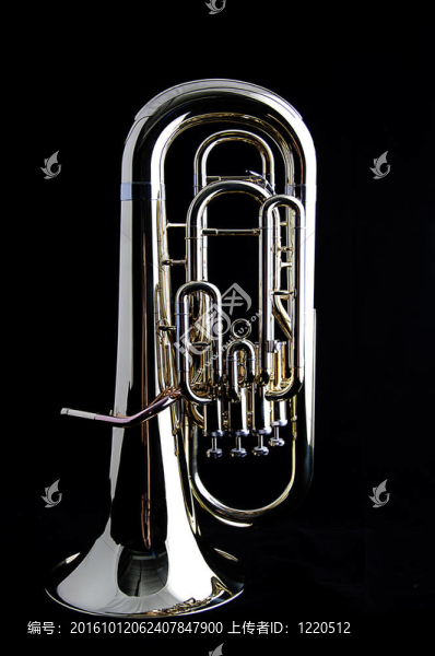 黃銅黃金低音大號次中音號在黑色的背景與空間垂直格式復(fù)制。