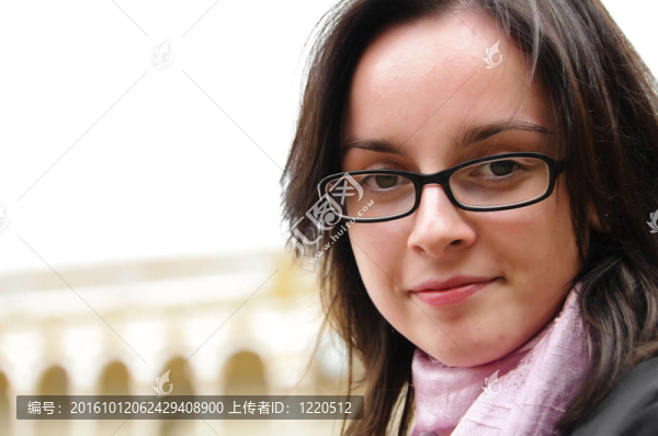 戴眼鏡和圍巾的年輕女孩