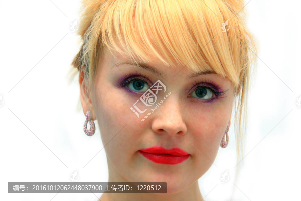 金發(fā)女人，明亮的妝