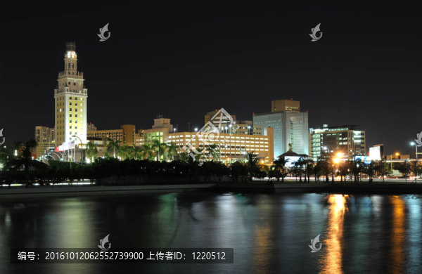 邁阿密市中心的夜晚；佛羅里達州