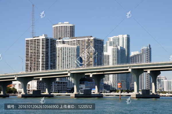 邁阿密市中心與前臺(tái)比斯坎灣橋；美國(guó)佛羅里達(dá)州