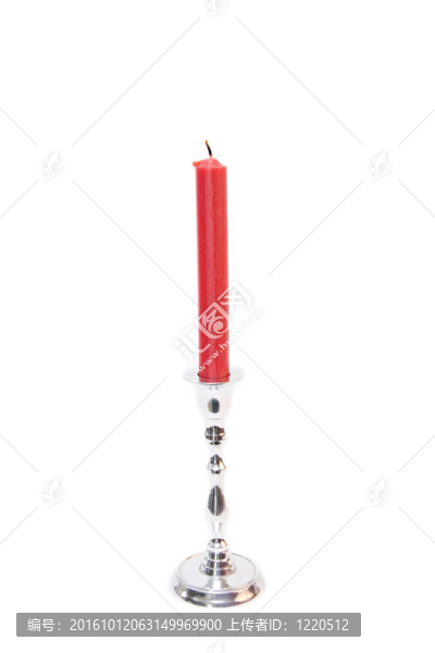 銀白色燭臺上的蠟燭