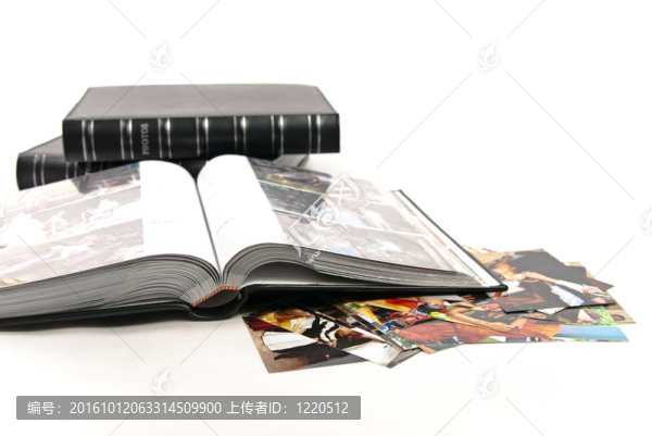 相冊(cè)和打開(kāi)相冊(cè)與白色背景隔離的照片