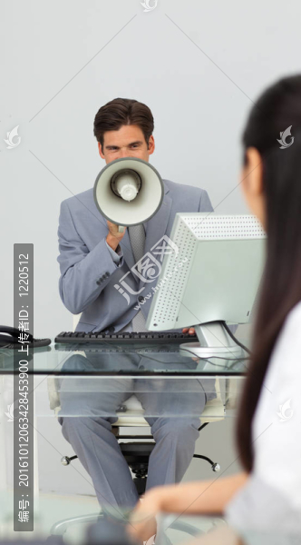 商人給的指示用擴(kuò)音器