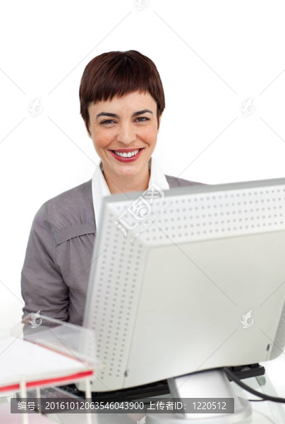 微笑的女商人在她的電腦工作