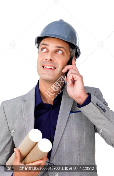 微笑男性建筑師在電話查找