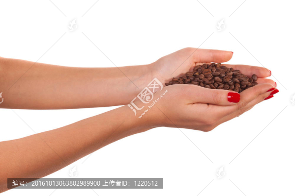 女人的手和豆子。