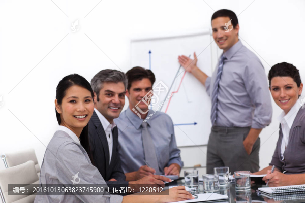 男性高管報(bào)告銷售數(shù)字
