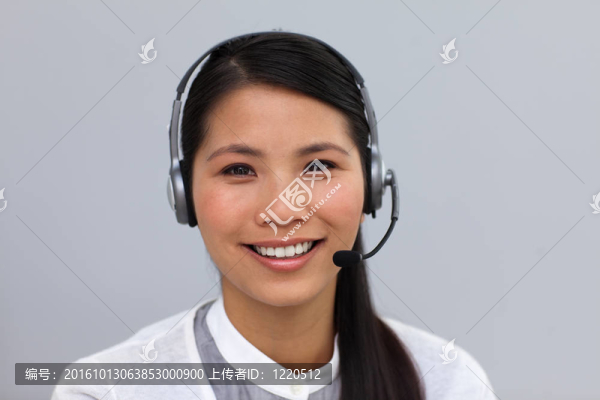 自信的民族實(shí)業(yè)家和耳機(jī)
