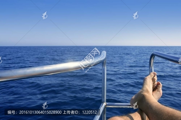 男男子腳輕松鞠躬