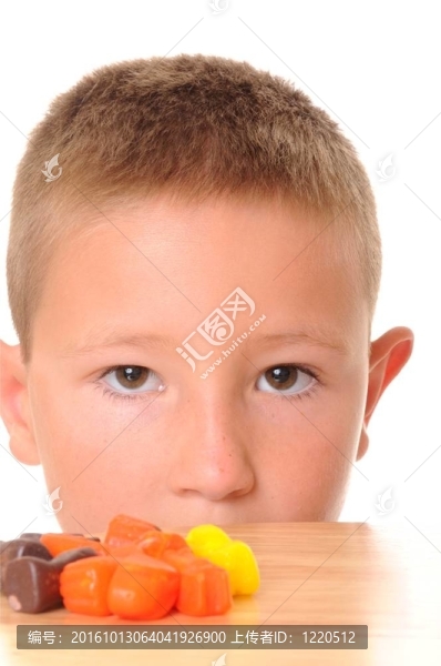 男孩看著萬圣節(jié)糖果