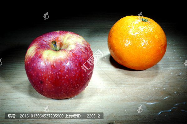 黑暗中的蘋果和橙色