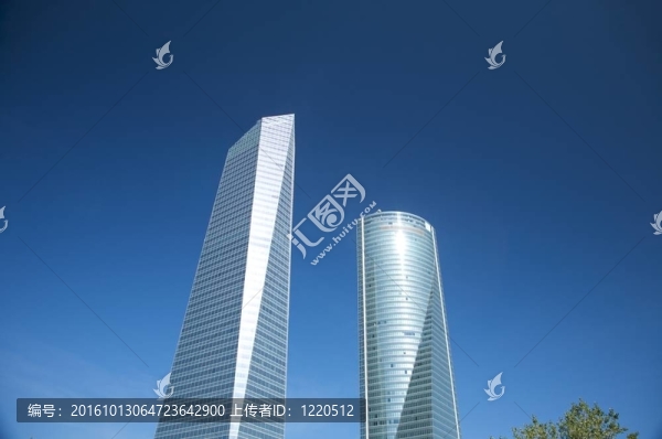 兩座摩天大樓的頂面