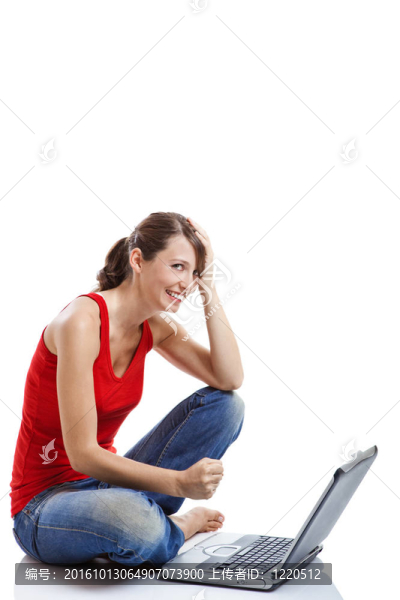 使用筆記本電腦的年輕女人