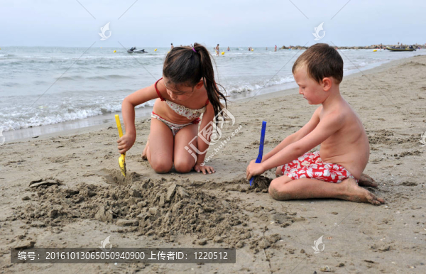 孩子們在海灘上