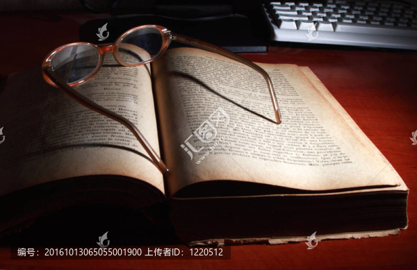 舊書(shū)；眼鏡和電腦鍵盤(pán)。