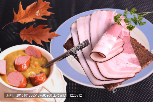 豌豆湯；面包和熏肉