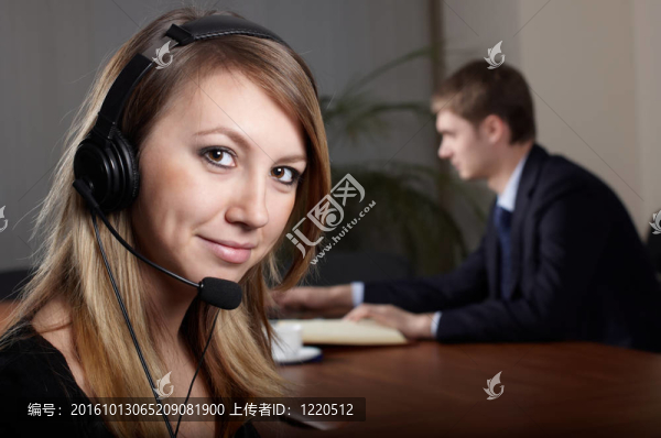 年輕女性談耳機(jī)與麥克風(fēng)在辦公室