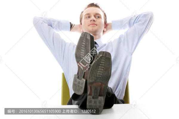 坐在桌上的商人