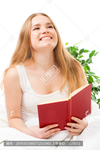 女人看書(shū)坐在床上