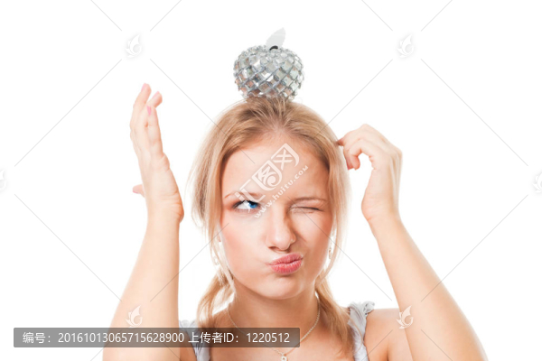 女人，她的頭上有蘋果