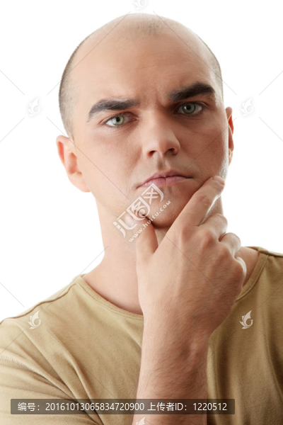 英俊的年輕人思考