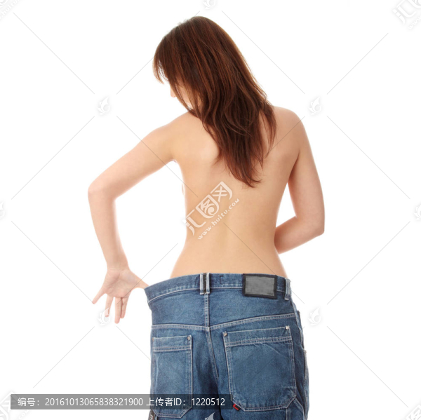 女人顯示她失去了多少重量。