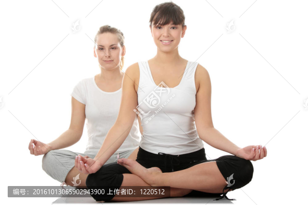 2個年輕漂亮的女人做瑜伽練習