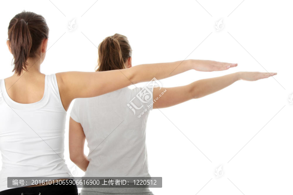 2個(gè)年輕漂亮的女人做瑜伽練習(xí)